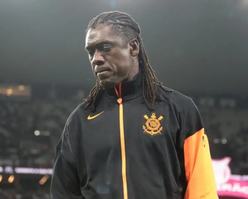 Seedorf vibra com Kaio e orienta volantes na 1ª vitória pelo Corinthians